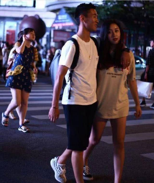 亚洲杯中国太太团：陪伴是最长情的告白有人一毕业就领证