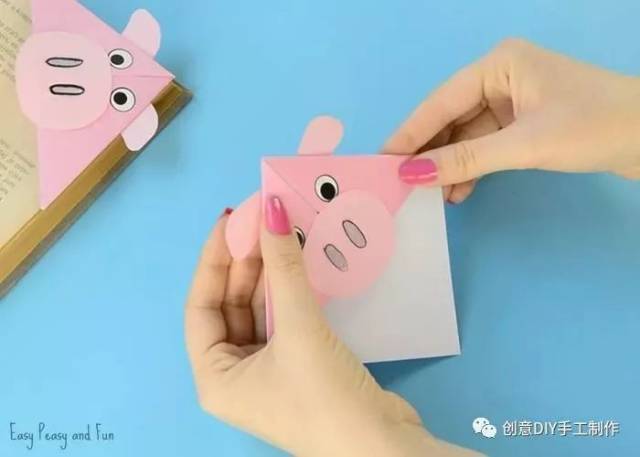 玩童会 来源:创意生活DIY手工制作 在新的一年里,小编在这里祝大家新年快乐,也感谢大家的一路陪伴。 小编会一如既往地给大家分享有趣好玩的手工。 2019年是猪年,当然少不了给大家分享有关小猪的手工制作, 今天小编就给大家找来了一些简单易操作的猪年手工。 喜欢的同学可以跟着一起做。 小猪书签 你需要的工具和材料:灰色折纸、固体胶、笔、剪刀、 制作步骤如下图