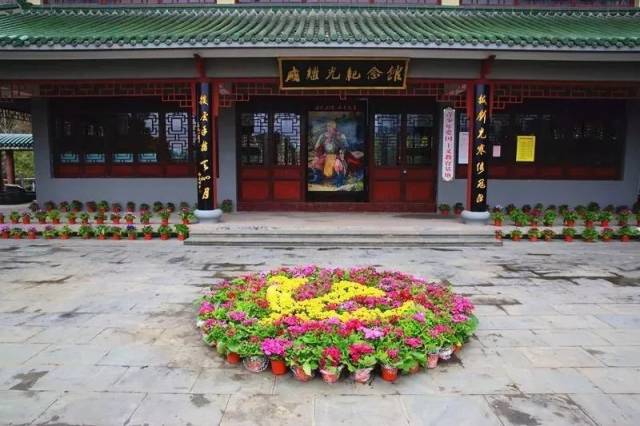抗倭英雄戚继光的雕塑 器宇轩昂的树立在此 引领胜山百姓勇往直前