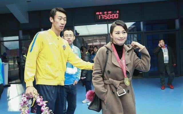 亚洲杯中国太太团：陪伴是最长情的告白有人一毕业就领证