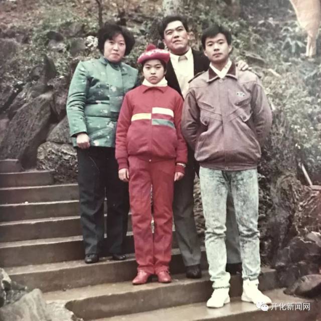 1988年 ▲1988年 ▲1988年 ▲1989年 从多色到多款 九十年代的服装