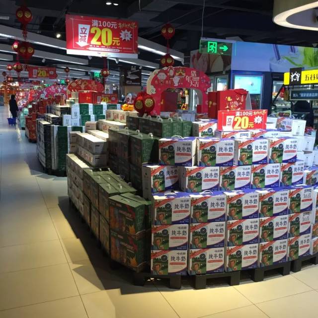 据小编获悉,人人乐旗下leper超市华贸店,2019春节年货陈列已出炉!