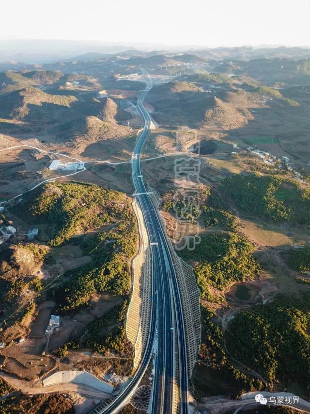 车道 最高限速110km/h,最低限速60km/h 威宁到六盘水车程只需约40分钟