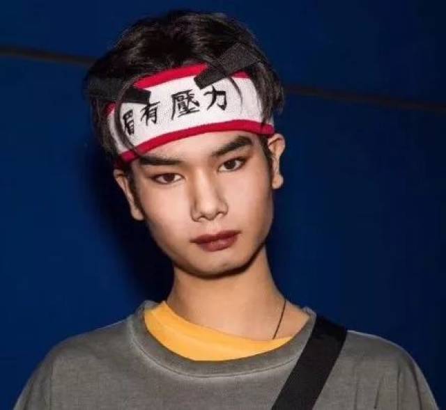 杭州发际线男孩小吴拍时尚大片了!网友展开p图大赛