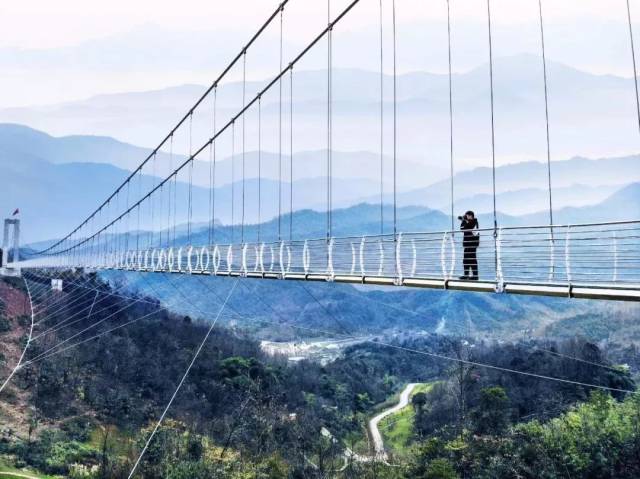 天府花溪谷--全国首座花海5D玻璃吊桥