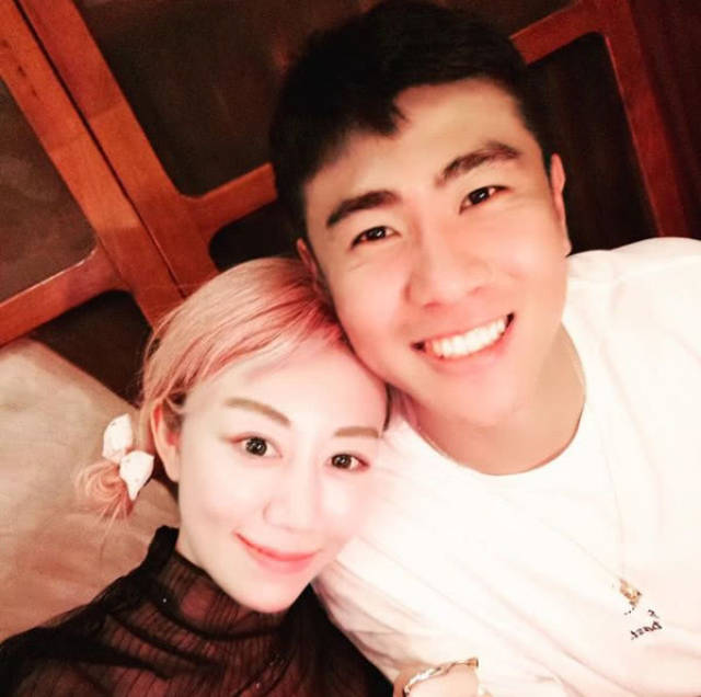 亚洲杯中国太太团：陪伴是最长情的告白有人一毕业就领证