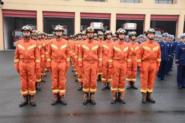 你好,崭新的中国消防员!