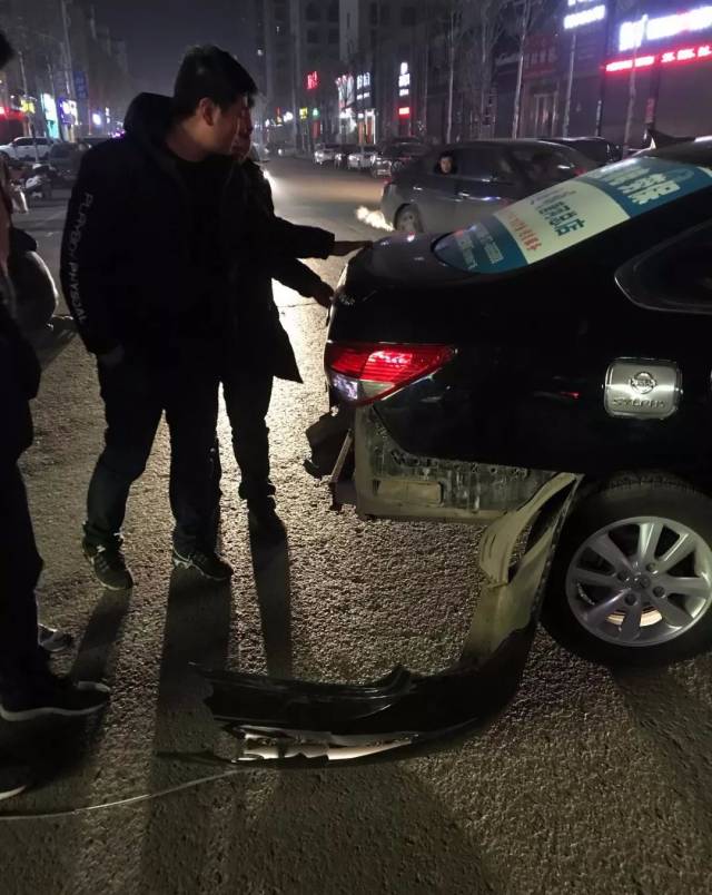 唐河大唐中央车祸,连撞两辆电车一辆轿车,疑似酒驾.