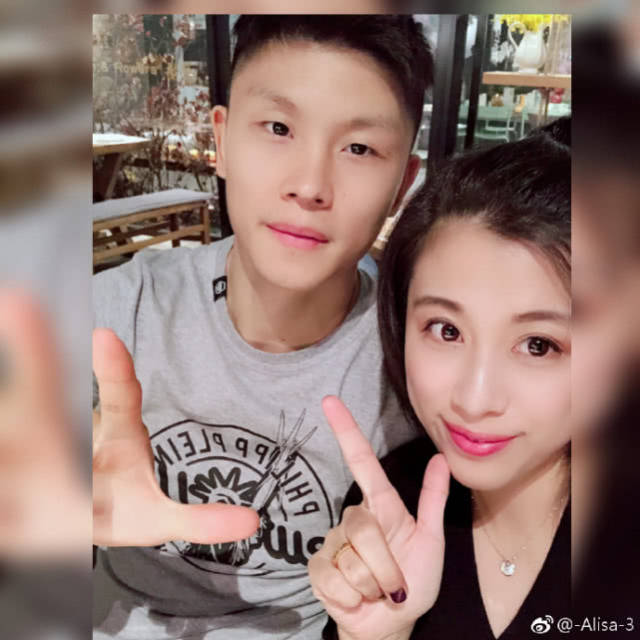 亚洲杯中国太太团：陪伴是最长情的告白有人一毕业就领证