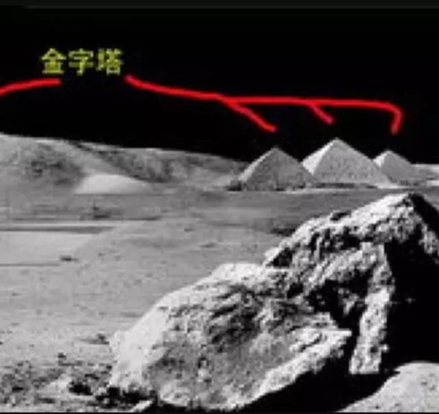 假的! 这个外星人的高度起码有50米,哪有那么高的人?