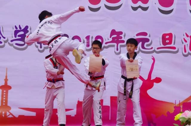 展一实风华 书时代青春--韶关市一中实验学校举