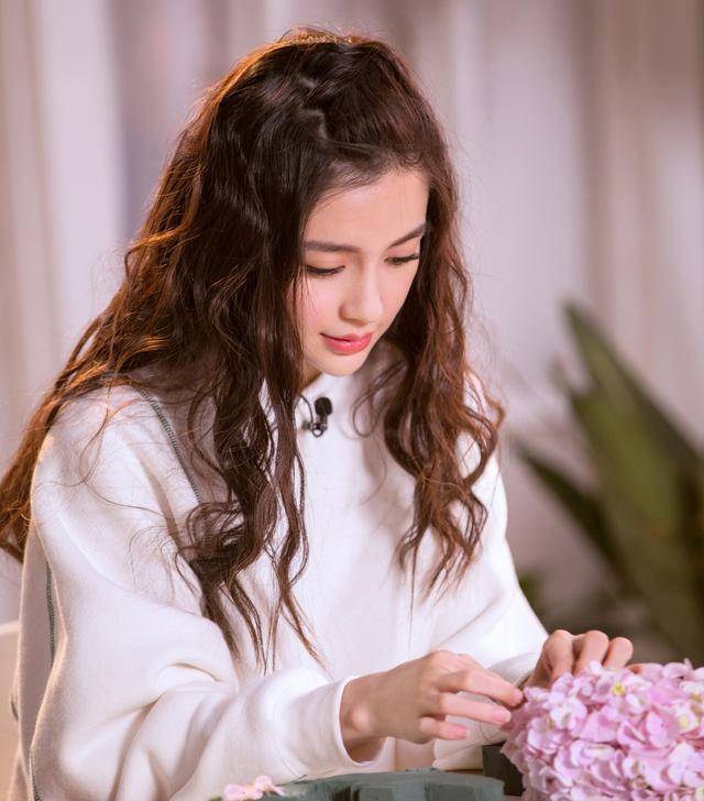杨颖真适合卷发,一头披肩卷发俏皮似少女,露额头更显颜值高