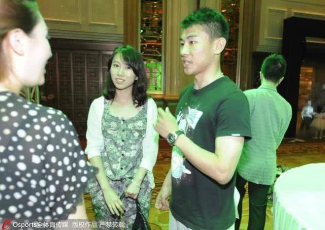 亚洲杯中国太太团：陪伴是最长情的告白有人一毕业就领证