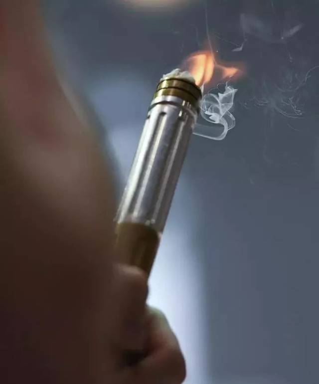 年轻人还是不要为了赶潮流去玩电子烟,很容易上瘾的
