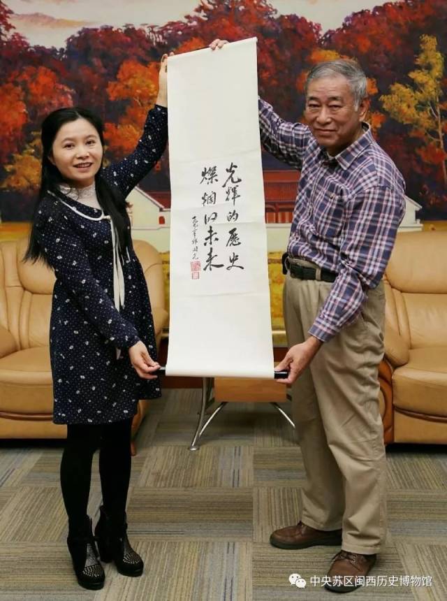 邱国光将军之子邱六元同志及同学一行来我馆参观并向我馆捐赠文物