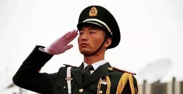士兵向首长敬礼后首长用不用还礼