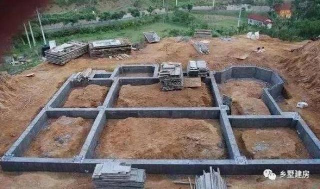 小伙建农村别墅,包工头说打地基很重要,施工时却说一套做一套?
