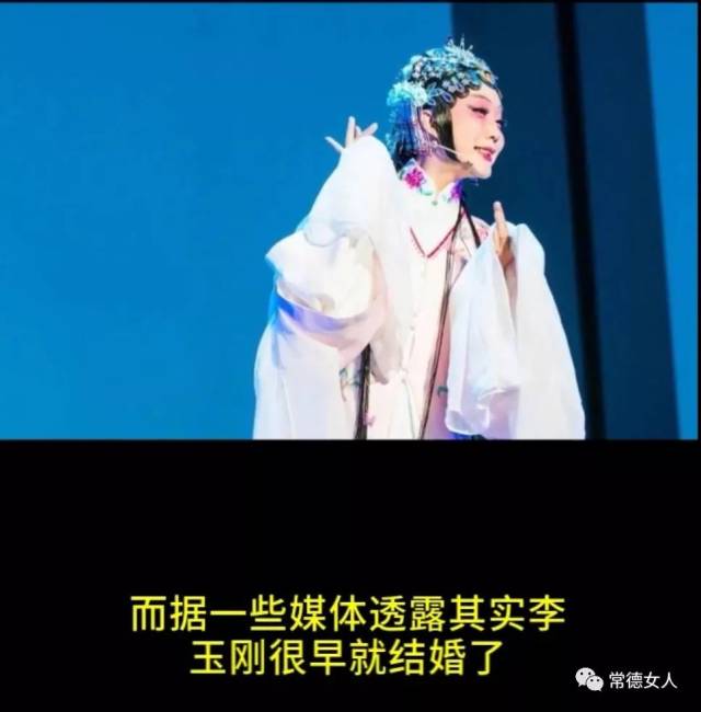 目前在国内某贵族学校读小学二年级 说起李玉刚的妻子 他的妻子叫卓娅