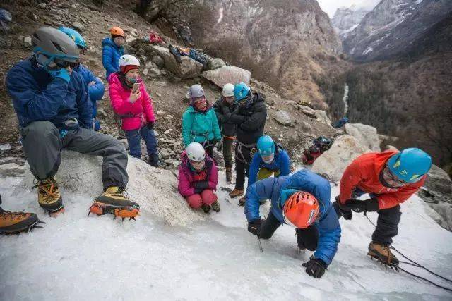 由成都领攀登山培训学校承办的中登协攀冰技能基础培训班将于2019年2