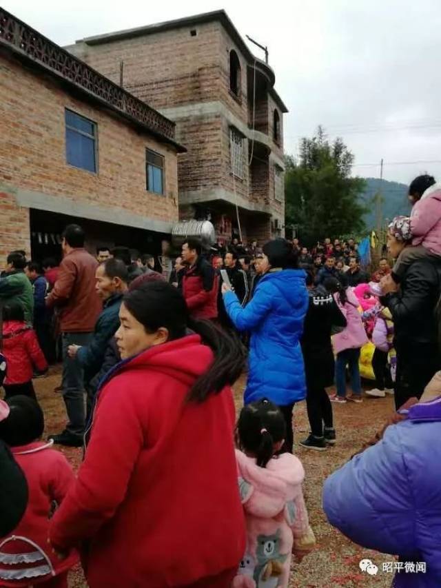 天气那么冷,昭平县马江镇一村庄上千人围观?