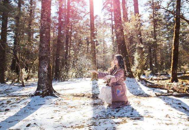 2019年的第一场雪,90后美女和玉龙雪山不期而遇,网友:景美人美