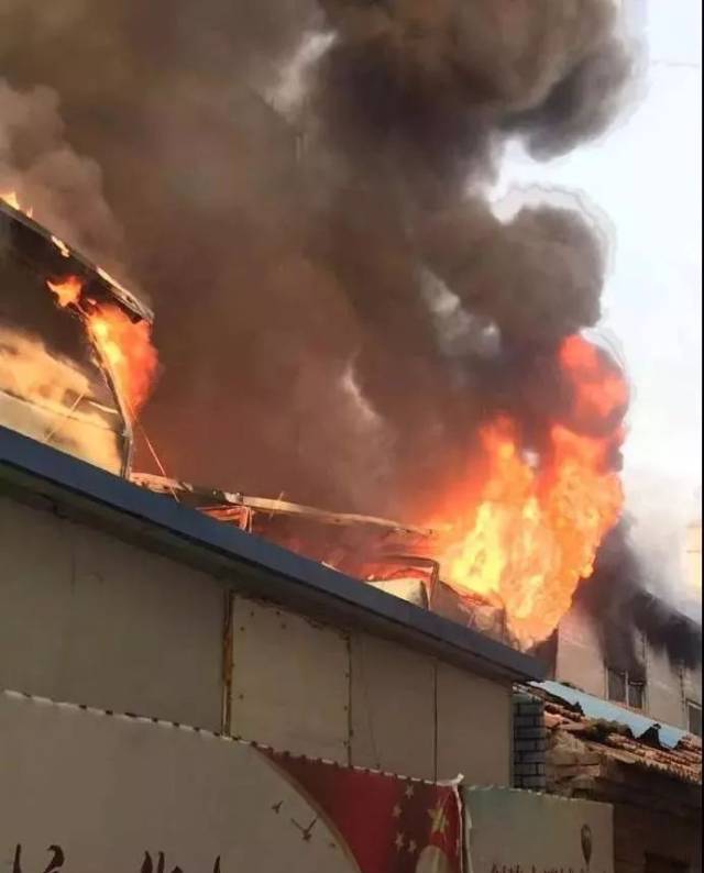 突发!滨州一建筑工地发生火灾