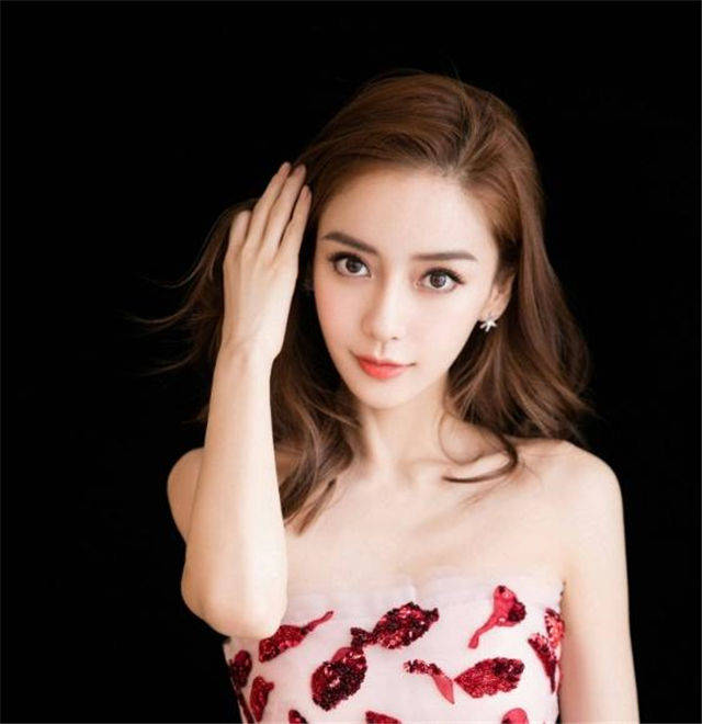 杨颖形象大颠覆,剪了这个刘海,竟然撞脸王子文!