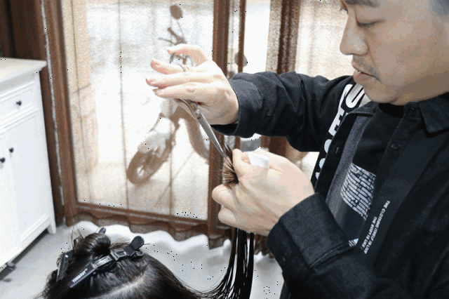 羡慕这位铜鼓帅哥太招美女喜欢了!真幸福!