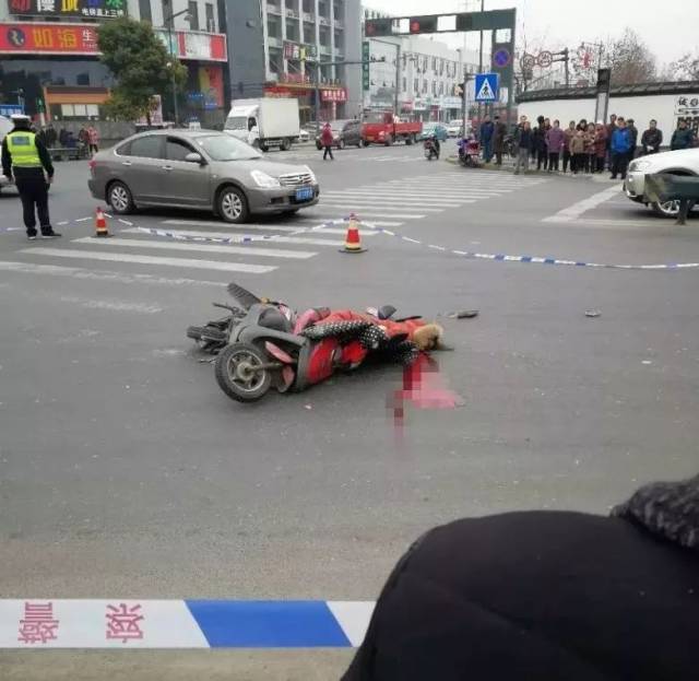 常州牛塘东龙路发生车祸!一女子当场身亡,地上一大摊血迹!