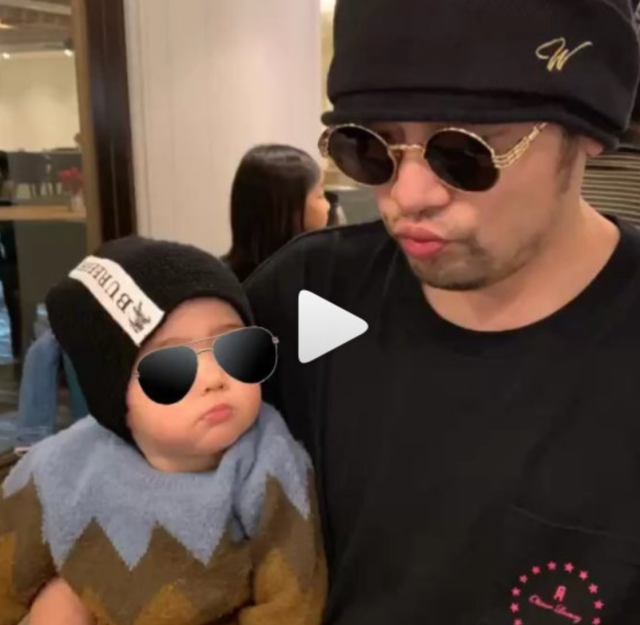 周杰伦发儿子照片,帅气可爱基因强大,网友:秋名山车神之后