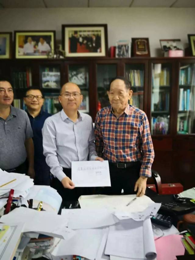 2018年5月10日,武夷山市市长谢启龙与"杂交水稻之父",中国工程院院士