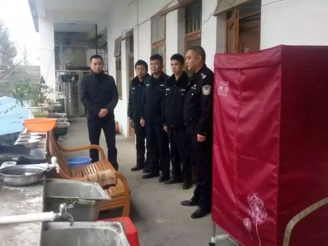 政委封吕江到各基层所队检查元旦期间值班备勤情况.