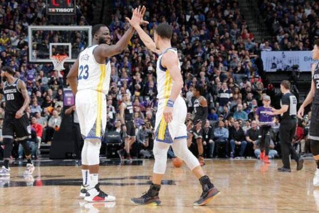 哈登躺枪!库里双后撤步三分被吹走步,他1个手