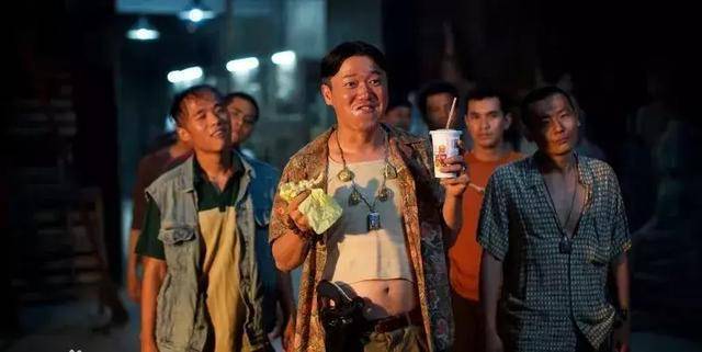 比如在《唐人街探案》里扮演非常有喜感的泰国警察坤泰,从头到脚每个