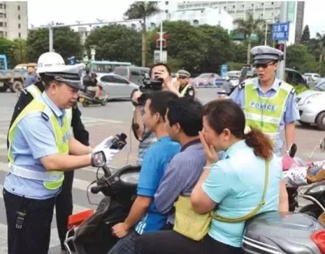 属于机动车 那么,按照《道路交通安全法》 必须考取摩托车驾驶证 才能