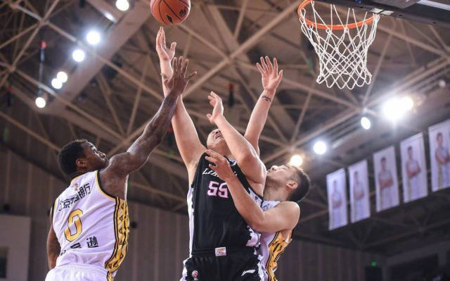 郭艾伦撒娇被赞可爱,深夜发文劝网友要善良,网