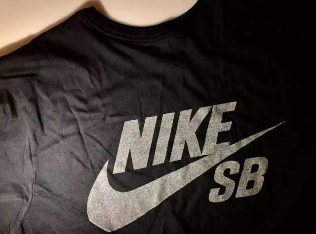 经典的 "鸽子" 图案,nike swoosh logo 以及 "staple" 字样印花成为整