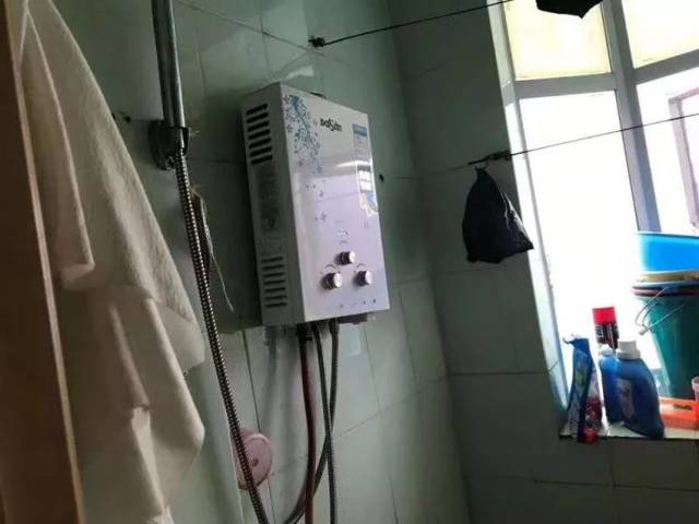 烟道式热水器,排烟管脱落,不符合安全标准