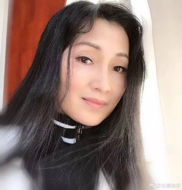 杨贵妃53岁林芳兵近照曝光!身材火辣美艳依旧!21岁儿子超帅出道