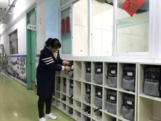 老师先示范怎样放书包