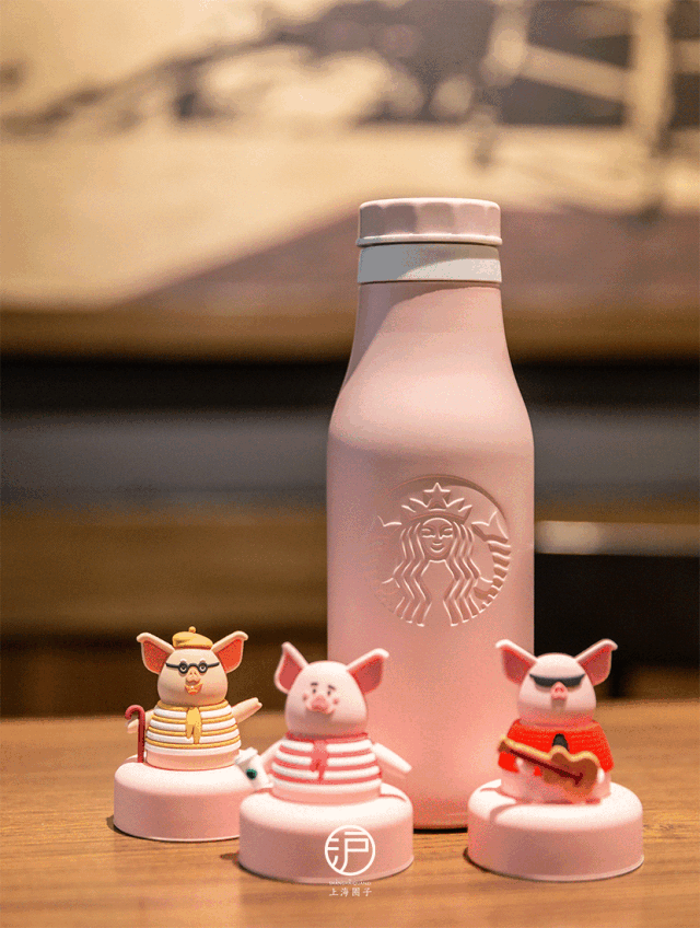 和小猪一家过个快乐新年吧~每只小猪用不同的姿势趴在你的杯子上