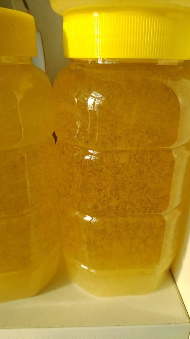 全部结晶的蜂蜜 当椴树蜜开始结晶时, 直接吃蜂蜜会感觉到有沙沙的