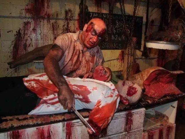 其中,主打的大项目就是 室内鬼屋(haunted house).