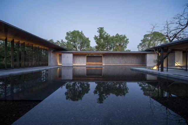 studio) 回廊以二度回收的老木板,锈化钢及水冲面大理石作为主材,设计
