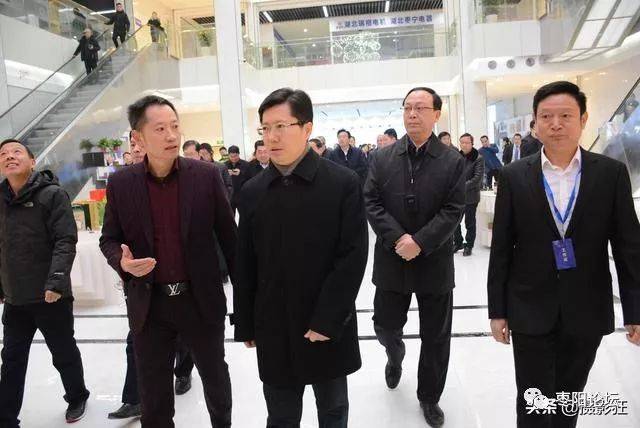 襄阳市委书记李乐成市长郄英才一行视察枣阳电子商务产业园