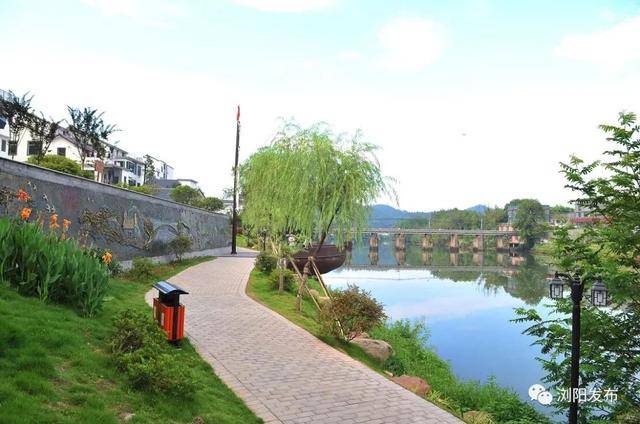 官渡镇大溪河(官渡段)自东向西穿境而过汇入浏阳河,将集镇分为河东