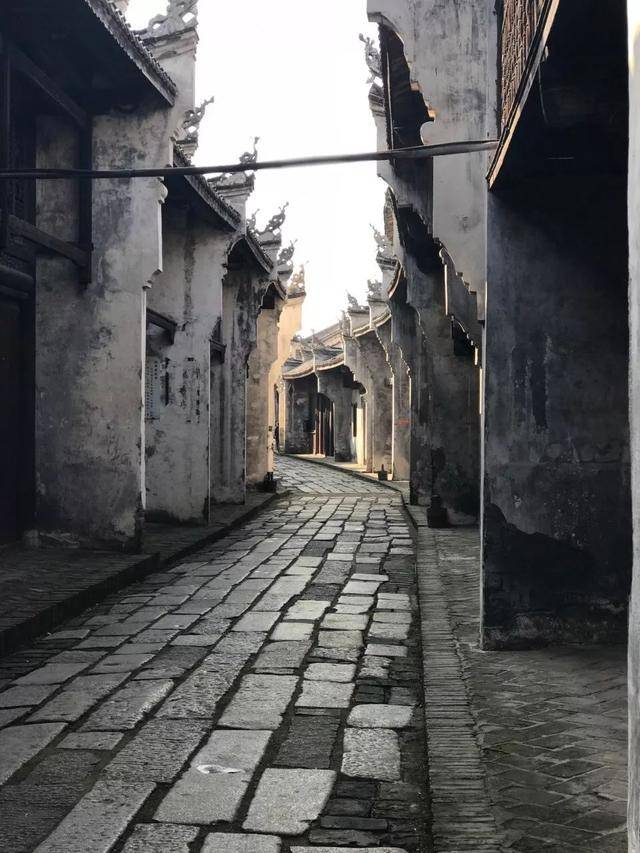 走进瞿家湾,穿行在一座座革命旧址之间,仿佛穿越了时光,回到了过去.