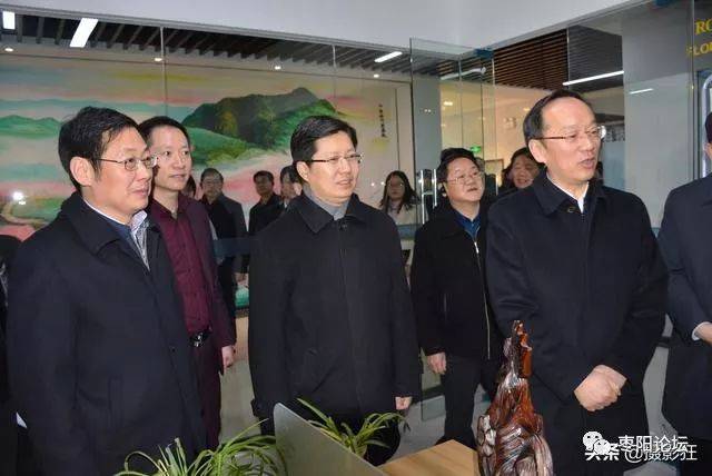 襄阳市委书记李乐成市长郄英才一行视察枣阳电子商务产业园