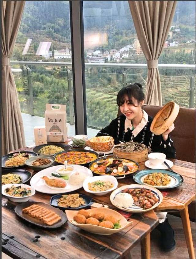 (△点击收看视频) 眼前这位90后美女"网红"就是知名美食博