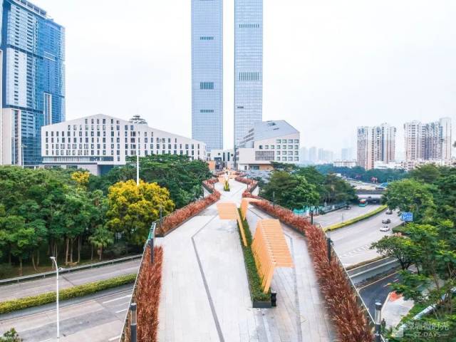 这条横跨在 莲花山公园与深业上城之间的景观廊桥 真的是美到不像话!